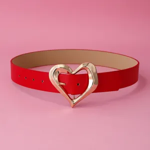 Élégante ceinture en cuir PU rouge avec une boucle dorée brillante en forme de cœur.