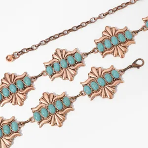 Vue détaillée de la chaîne de taille turquoise vintage, accessoire bohème en cuivre.