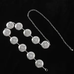 Chaine de taille vintage boho avec medaillons en metal grave pour robe de femme chic.