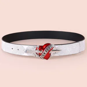 Gedetailleerd shot van retro PU leren riem met gotische dagger hart gesp en reliëfpatroon.