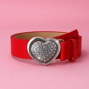 Ceinture femme en cuir PU rouge avec boucle cœur strass scintillante, accessoire mode.