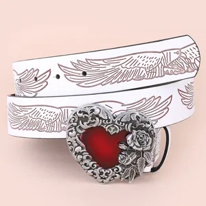 Close-up detail van vintage witte pu lederen riem met rode hart roos gesp en vleugels.