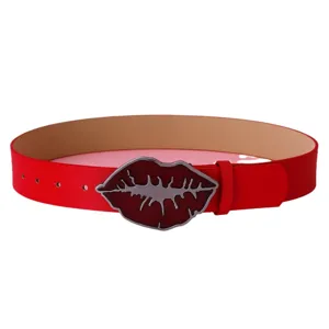 Rode dames mode riem met stijlvolle metalen lip gesp punk stijl dagelijkse accessoire