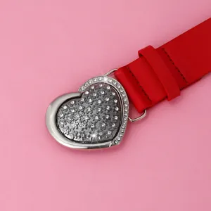 Ceinture en cuir PU rouge avec boucle cœur en strass, accessoire de mode élégant et chic.