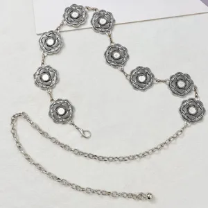 Gros plan de la chaîne de taille en métal floral argenté vintage, accessoire bohème.