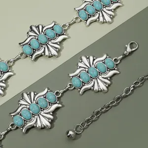 Gros plan détaillé de chaîne de taille rétro en métal argenté avec des pierres turquoise.