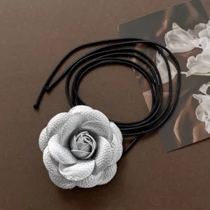 Silberne Leder Kamelie Blumen Halskette oder Taillenkette mit schwarzer Kordel, eleganter Dekor.