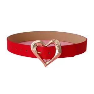Ceinture femme en cuir PU rouge avec une boucle de cœur élégante dorée pour tenues de mode.