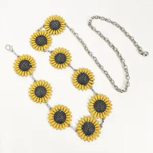 Vista detallada de la cadena de cintura de metal boho girasol con dijes de margaritas amarillas.