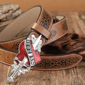 Cinturón retro de cuero PU marrón con hebilla distintiva en forma de corazón y daga.