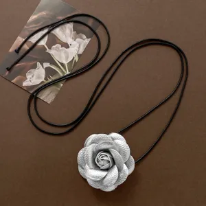 Silberne Lederblume Taillenkette Detail, elegante Blumen Charm Kordel für stilvolle Damen Outfits.