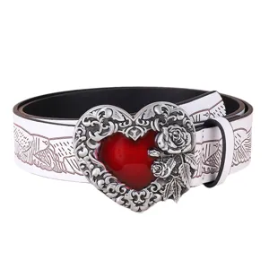 Vintage witte PU lederen riem met sierlijke zilveren rode hartgesp en gedetailleerd bloemmotief.