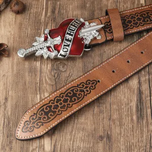 Cinturón de piel sintética estilo punk retro con hebilla de corazón daga y detalles florales.