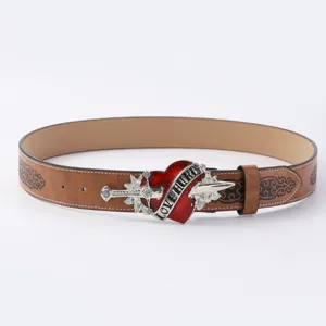 Cinturón de cuero PU vintage con hebilla de daga corazón rojo y correa grabada.