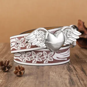 Primer plano detallado del cinturón de cuero PU retro con hebilla de metal corazón y patrón floral.