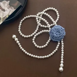 Elegante Perlen-Taille Kette mit schickem blauen Stoffrosenblüten-Detail für Kleider.
