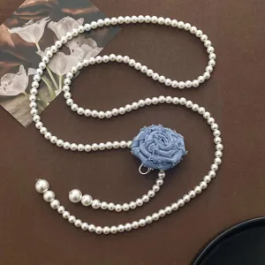 Elegante Perlen-Taillenkette mit blauer Stoff-Rosenblüte, perfekt für süße und schicke Outfits.