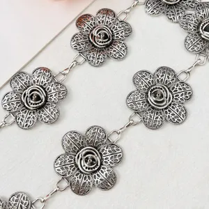 Cadena de cintura de metal plateado con diseño de flor de rosa hueca, accesorio decorativo retro.
