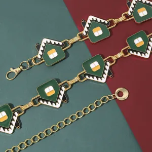 Cinturón de cadena dorada con dijes de casita en esmalte verde para un estilo festivo.
