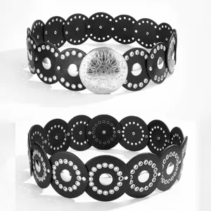 Cinturón circular de cuero negro retro con ojales metálicos plateados y hebilla estilo western.
