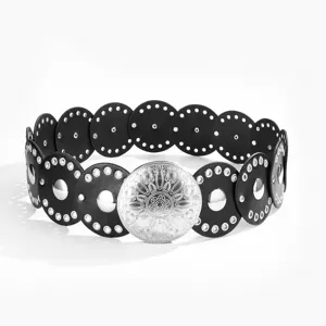Cinturón redondo de cuero negro estilo western vintage con hebilla plateada adornada mujer