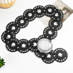 Cinturón negro americano con anillos redondos y hebilla tallada, accesorio de cintura.