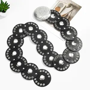 Cinturón de cuero negro con anillos circulares estilo cowboy americano con ojales y hebilla decorativa