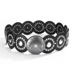 Cinturón negro de discos circulares con ojales metálicos y hebilla tallada de moda.