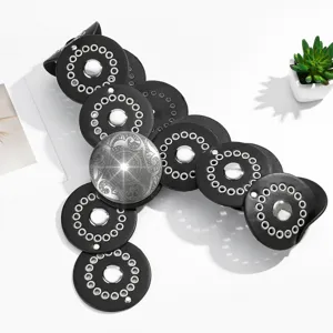 Cinturón corset de cuero negro con anillos circulares estilo punk retro diseño elegante.