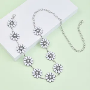 Chaine de taille en metal argente avec pendentifs fleurs blanches pour robes et vetements.