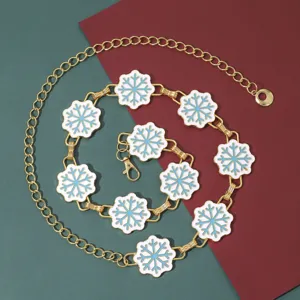 Cinturón de cadena dorada con dijes de copo de nieve de esmalte blanco y azul, ideal.