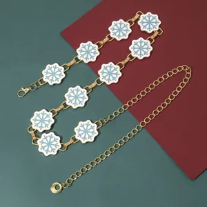 Cinturón de cadena de metal dorado con dijes de copo de nieve esmaltados blanco y azul moda.