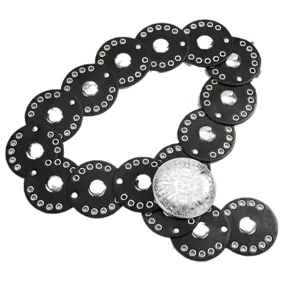 Cinturón de cintura negro estilo western con eslabones redondos y hebilla plateada.