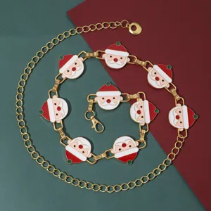 Detalle de cinturón cadena metal colgante esmalte Papá Noel, accesorio de cintura elegante.