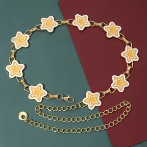 Cadena de cintura dorada con dijes de estrellas de esmalte blanco y cadena ajustable para mujer.