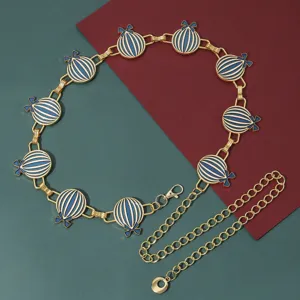 Elegante cadena de cintura de metal con dijes de globo de esmalte azul, accesorio.