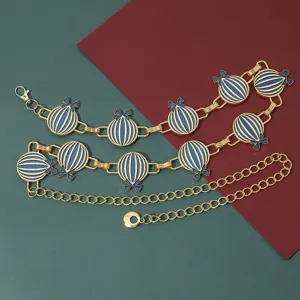 Cadena de cintura de metal dorado con dijes de globo a rayas azules y blancas, elegante.