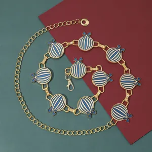 Cinturón de cadena de metal con dijes de globos a rayas, accesorio versátil y elegante.