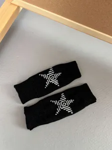 Manchettes en tricot noir avec un motif de pentagramme blanc, gants sans doigts Y2K stylés.