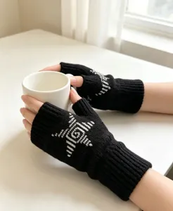 Gants noirs en tricot sans doigts avec motif géométrique blanc, vue de détail élégante.