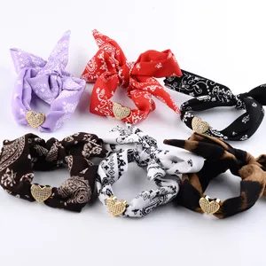 Set di 6 elastici per capelli con motivo cachemire e ciondolo cuore in strass, accessori chic.