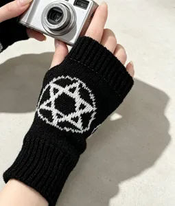Guanti in maglia senza dita neri con motivo pentagramma bianco, perfetto accessorio invernale.
