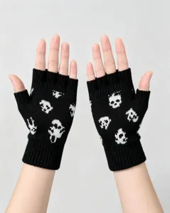 Gants sans doigts en tricot motif tête de mort noir et blanc style gothique hiver.