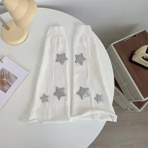 Weisse gestrickte Beinwärmer mit silbernen Stern-Patches Y2K Grunge ästhetische Stulpen