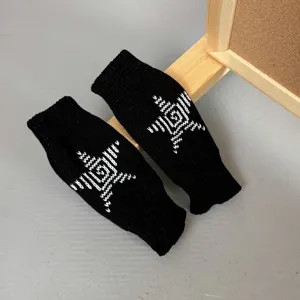 Mitaines de bras en tricot noir gants sans doigts avec motif de croix gothique