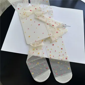 Transparente weiße Damenstrumpfhose mit bunten Jacquard-Herzen, leichte Sommerstrümpfe.