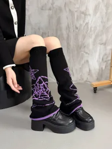 Schwarze Strick-Beinwärmer mit lila Sternen, Y2K Gothic Stil warme Stulpen für Mädchen.