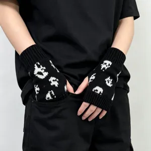 Gants tricotés sans doigts noirs avec motif de crâne blanc pour l'hiver et style.