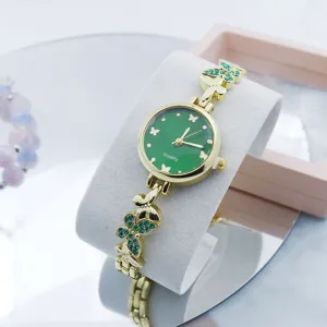 Charmant goudkleurig dames quartz horloge met groene wijzerplaat en strass vlinder armband.