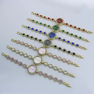 Vrouwen mode quartz horloge met sprankelende strass steentjes en gekleurde stenen.